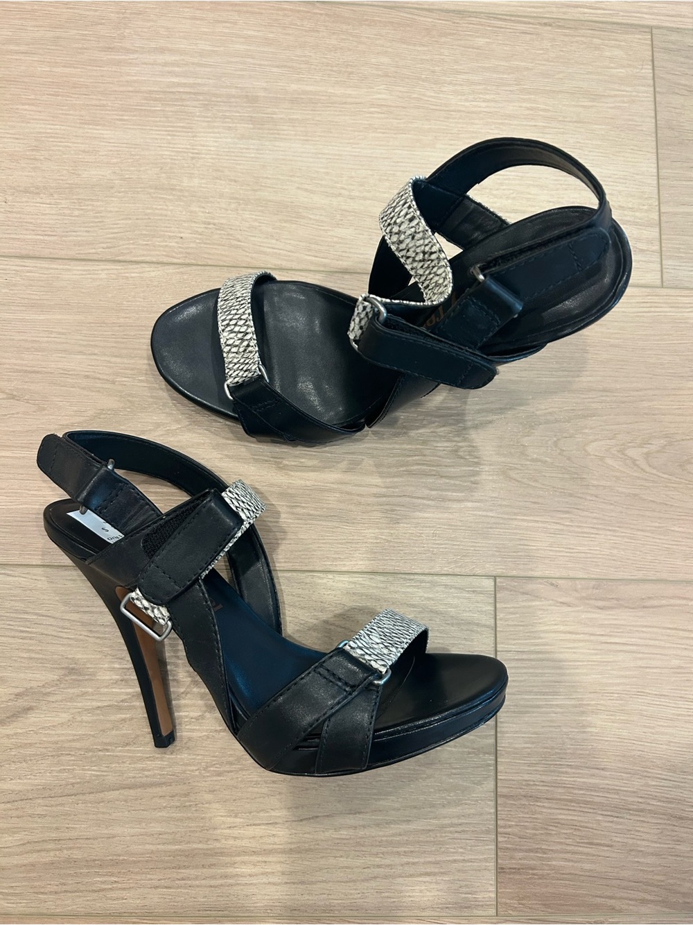 Black High Heel Sandals w/ Silver Accents • Size 8 👠⚪